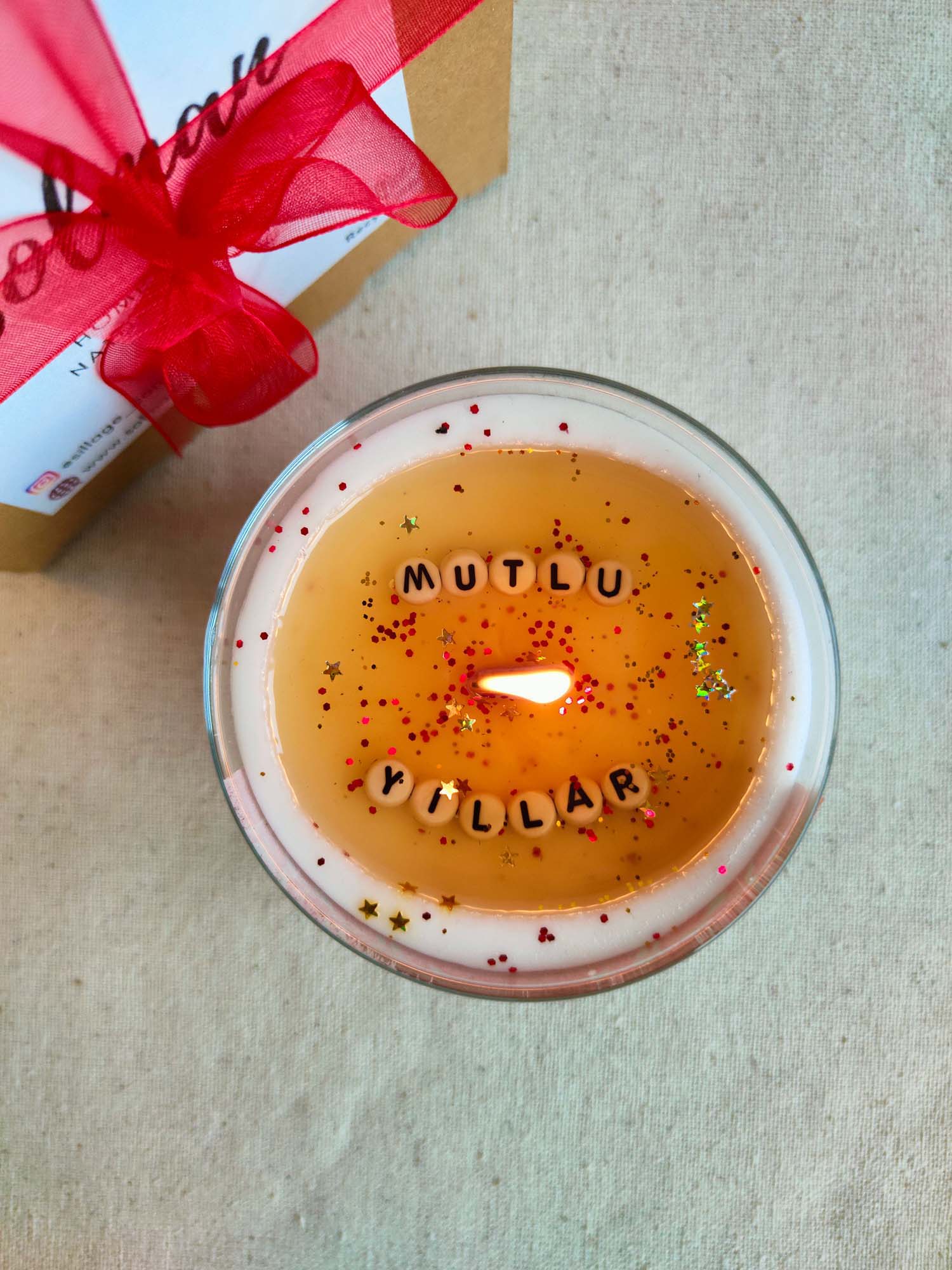 Yılbaşı Mumu Yeni yıl Hediyesi Içinde Mutlu Yıllar Yazısı Gizli Elma Tarçın Kokulu 0 Soya Wax Mum Kurumsal Hediyelik görsel 1